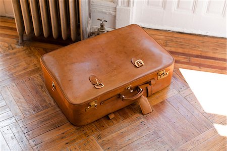 simsearch:649-08564128,k - Brown leather suitcase on wooden floor Stockbilder - Premium RF Lizenzfrei, Bildnummer: 649-08564128