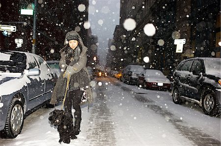 Woman walking dog in snow, New York City, USA Foto de stock - Sin royalties Premium, Código: 649-08564270