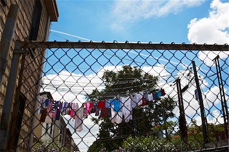 simsearch:6122-07704793,k - View through wire fence to laundry on clothes line Fotografie stock - Premium Royalty-Free, Codice: 649-08564293