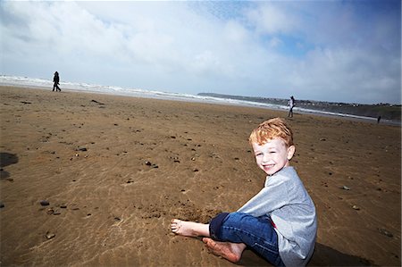 simsearch:649-08564294,k - Boy sitting on beach smiling Stock Photo - Premium Royalty-Free, Code: 649-08564305