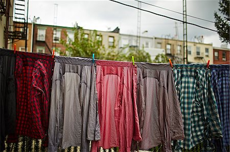 simsearch:6122-07704793,k - Shirts hanging on clothes line Fotografie stock - Premium Royalty-Free, Codice: 649-08564332