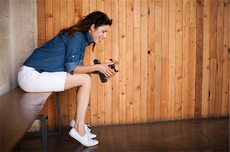 Mid adult woman using vintage medium format camera Stockbilder - Premium RF Lizenzfrei, Bildnummer: 649-08565261