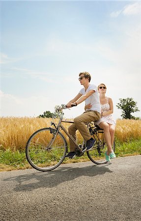 Couple riding bicycle Photographie de stock - Premium Libres de Droits, Code: 649-08565415