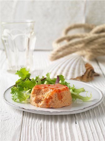 seafood and plate and overhead - Crab and prawn terrine with lettuce Stock Photo - Premium Royalty-Free, Code: 649-08565434