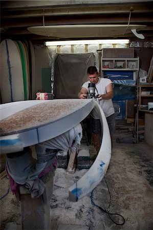 sciure - Mature man sawing a surfboard in his workshop Photographie de stock - Premium Libres de Droits, Code: 649-08565635
