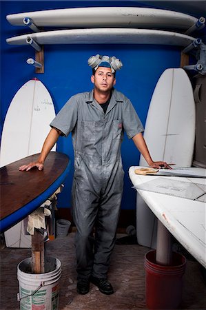 schreiner (männlich) - Portrait of a mid adult man and surfboards in his workshop Stockbilder - Premium RF Lizenzfrei, Bildnummer: 649-08565637