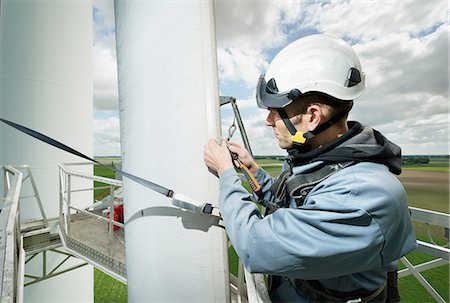Maintenance work on the blades of a wind turbine Photographie de stock - Premium Libres de Droits, Code: 649-08565876