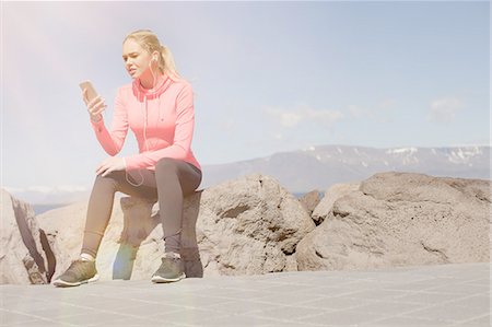 simsearch:649-08328825,k - Teenage girl wearing sport clothing sitting on rocks looking at cellular phone, Reykjavik, Iceland Foto de stock - Sin royalties Premium, Código: 649-08565901