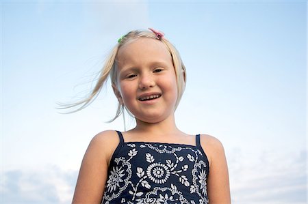 simsearch:649-08560718,k - Portrait of little girl smiling Photographie de stock - Premium Libres de Droits, Code: 649-08560217