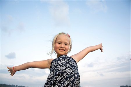 simsearch:649-08560718,k - Little girl with out stretched arms Photographie de stock - Premium Libres de Droits, Code: 649-08560218