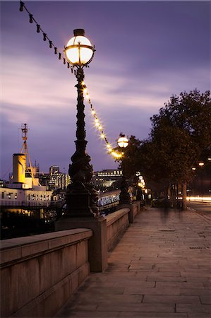 Victoria embankment at night Photographie de stock - Premium Libres de Droits, Code: 649-08560240