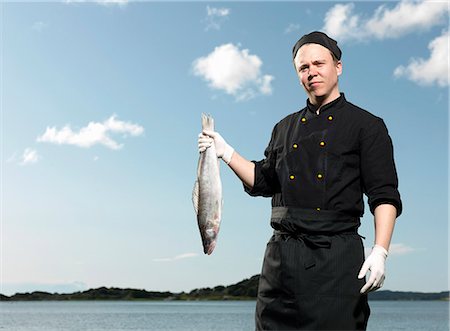 simsearch:649-08560718,k - Chef holding fish Photographie de stock - Premium Libres de Droits, Code: 649-08560444