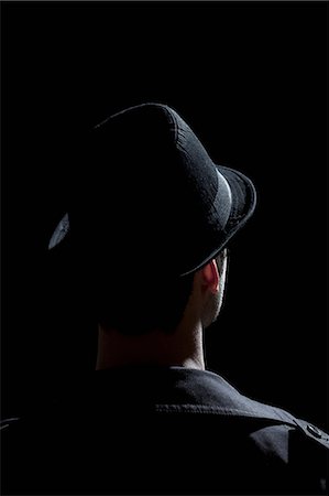 sombrero de fieltro - Man wearing black hat and jacket Foto de stock - Sin royalties Premium, Código: 649-08560717