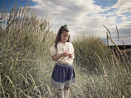 reykjavik - Girl playing in wheatfield Photographie de stock - Premium Libres de Droits, Code: 649-08560863