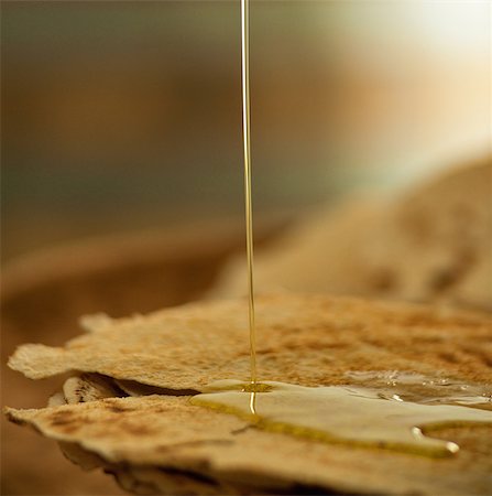 Olive oil on Sardinian flatbread Stock Photo - Premium Royalty-Free, Code: 649-08560935