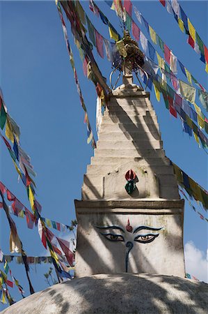 Prayer flags on temple tower Photographie de stock - Premium Libres de Droits, Code: 649-08560950