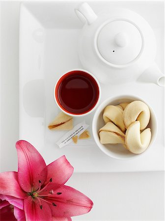 Tray of fortune cookies, sauce and tea Foto de stock - Royalty Free Premium, Número: 649-08561097