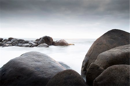 Waves washing over rocks on beach Photographie de stock - Premium Libres de Droits, Code: 649-08561210
