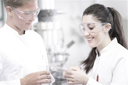 simsearch:649-03447554,k - Scientists working in lab Stock Photo - Premium Royalty-Free, Code: 649-08561234