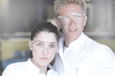 simsearch:649-03447554,k - Scientists wearing goggles in lab Stock Photo - Premium Royalty-Free, Code: 649-08561249