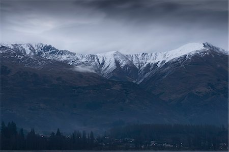 simsearch:649-08561582,k - Clouds gathering over snowy mountains Foto de stock - Sin royalties Premium, Código: 649-08561588