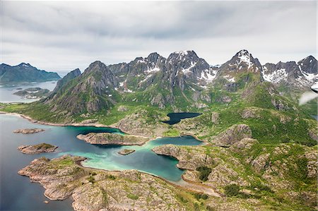 simsearch:6113-06498416,k - Aerial view of mountains on coastline Photographie de stock - Premium Libres de Droits, Code: 649-08561614