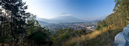 Grassy hillside overlooking city Foto de stock - Sin royalties Premium, Código: 649-08561667