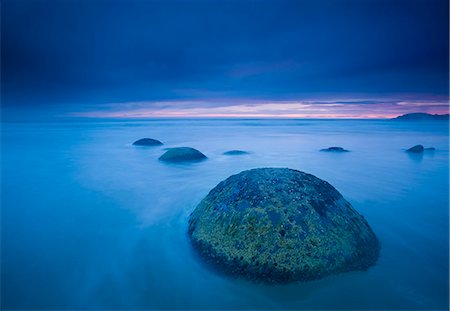 felsbrocken - Waves washing over rocks on beach Photographie de stock - Premium Libres de Droits, Code: 649-08561693