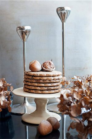 desserts elegant - Platter of cookies with nuts Foto de stock - Sin royalties Premium, Código: 649-08561730