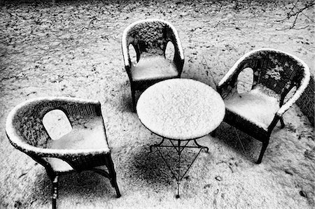 simsearch:649-08949972,k - Chairs and table in snowy backyard Photographie de stock - Premium Libres de Droits, Code: 649-08561795