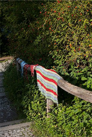 simsearch:632-05991758,k - Tapestries hanging over wooden fence Fotografie stock - Premium Royalty-Free, Codice: 649-08561854