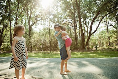 simsearch:649-06432524,k - Children walking barefoot on rural road Foto de stock - Sin royalties Premium, Código: 649-08561872