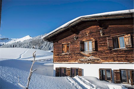 Log cabin on snowy mountainside Photographie de stock - Premium Libres de Droits, Code: 649-08561950