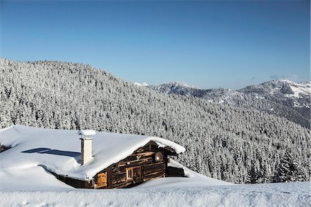 Log cabin on snowy mountainside Stock Photo - Premium Royalty-Free, Code: 649-08561952