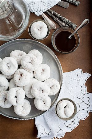 simsearch:649-09206206,k - Tray of donuts with coffee Stockbilder - Premium RF Lizenzfrei, Bildnummer: 649-08562007