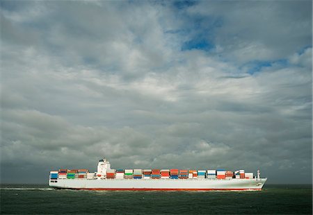 Container ship in Rotterdam harbor Foto de stock - Sin royalties Premium, Código: 649-08562000