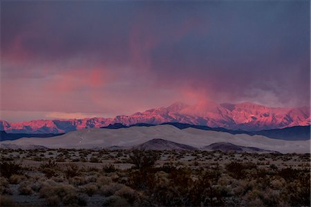 simsearch:6113-08321268,k - Mountains in dry desert landscape Foto de stock - Sin royalties Premium, Código: 649-08562042