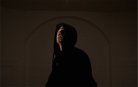 Young man wearing hooded top Photographie de stock - Premium Libres de Droits, Code: 649-08562362