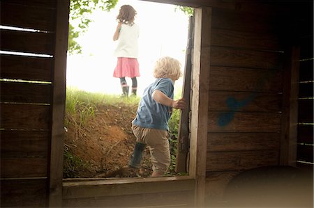 simsearch:649-08562563,k - Boy and girl leaving through wooden window frame Foto de stock - Sin royalties Premium, Código: 649-08562563