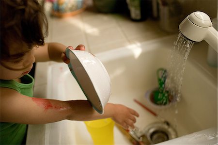 simsearch:649-08562875,k - Toddler girl washing up Stockbilder - Premium RF Lizenzfrei, Bildnummer: 649-08562643