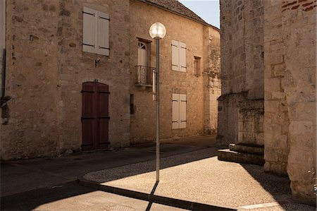 simsearch:6108-05875168,k - Lamppost in village, Bordeaux, France Photographie de stock - Premium Libres de Droits, Code: 649-08562766
