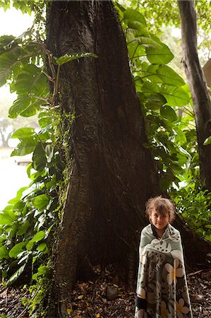 single caucasian girls in hawaii - Young girl standing by tree Stock Photo - Premium Royalty-Free, Code: 649-08562833