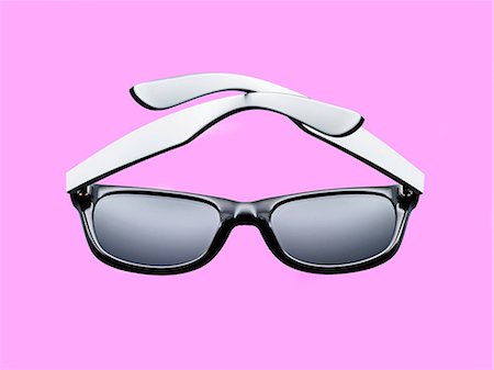 simsearch:614-06312092,k - Sunglasses on pink Foto de stock - Sin royalties Premium, Código: 649-08563064