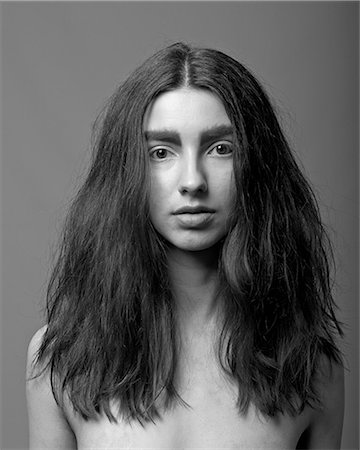 Portrait of young woman with long hair Photographie de stock - Premium Libres de Droits, Code: 649-08563138