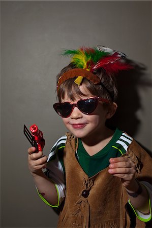 simsearch:614-03469507,k - Boy dressed up in native american costume Fotografie stock - Premium Royalty-Free, Codice: 649-08563311