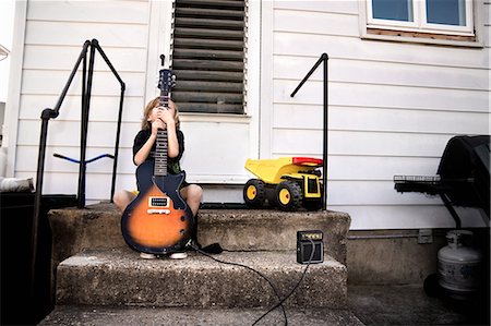 spielzeuglaster - Shy boy and his guitar Foto de stock - Sin royalties Premium, Código: 649-08563345