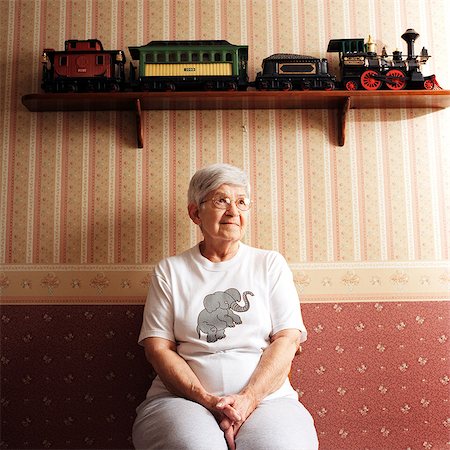 simsearch:649-08565769,k - Portrait of senior woman with train set on shelf Foto de stock - Royalty Free Premium, Número: 649-08563482