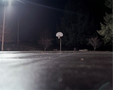 Empty basketball court at night Photographie de stock - Premium Libres de Droits, Code: 649-08563784