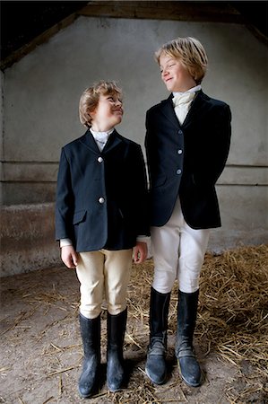 stabil - Boys wearing horse riding clothes in stable Photographie de stock - Premium Libres de Droits, Code: 649-08563971