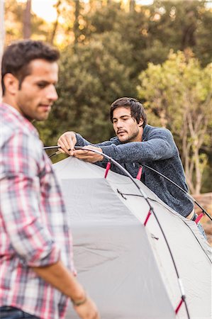 simsearch:649-08125829,k - Two men putting up tent together in forest, Deer Park, Cape Town, South Africa Foto de stock - Royalty Free Premium, Número: 649-08576272